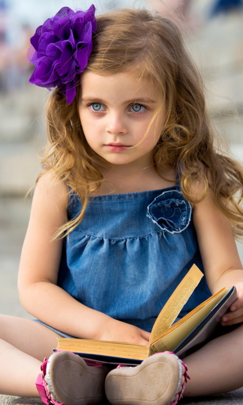 Sfondi Sweet Child Girl With Flower In Her Hair 480x800