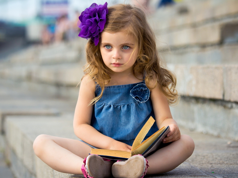 Sweet Child Girl With Flower In Her Hair screenshot #1 800x600
