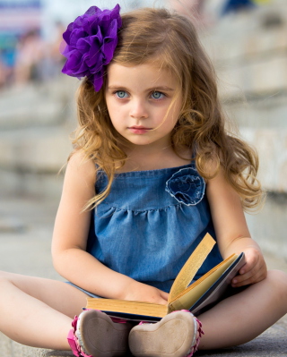 Kostenloses Sweet Child Girl With Flower In Her Hair Wallpaper für Nokia Lumia 800