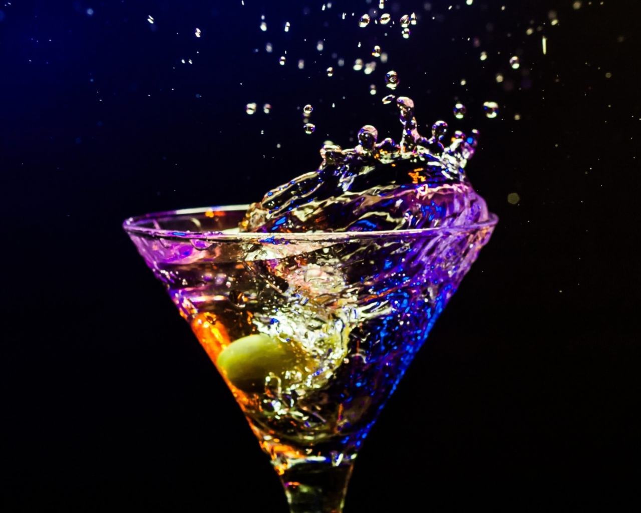 Martini With Olive wallpaper 1280x1024