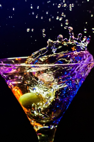Das Martini With Olive Wallpaper 320x480