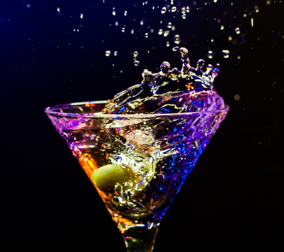 Martini With Olive wallpaper 960x854
