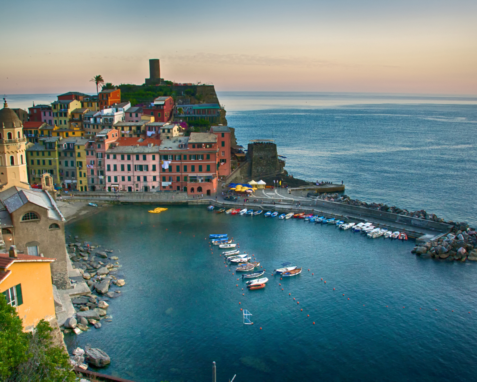 Fondo de pantalla Vernazza, Cinque Terre, Italy, Ligurian Sea 1600x1280