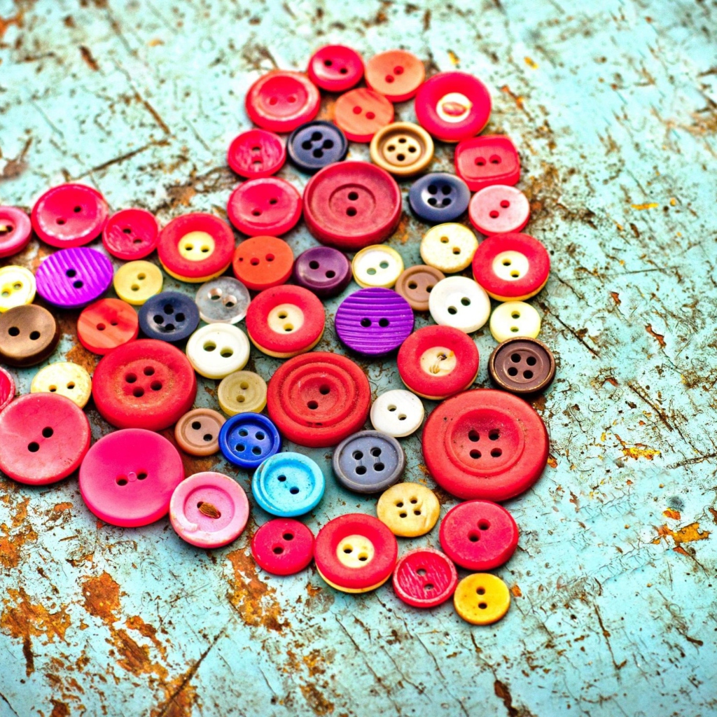 Das Heart of the Buttons Wallpaper 1024x1024