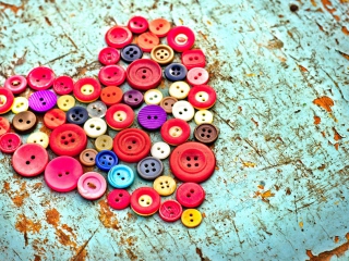 Обои Heart of the Buttons 320x240