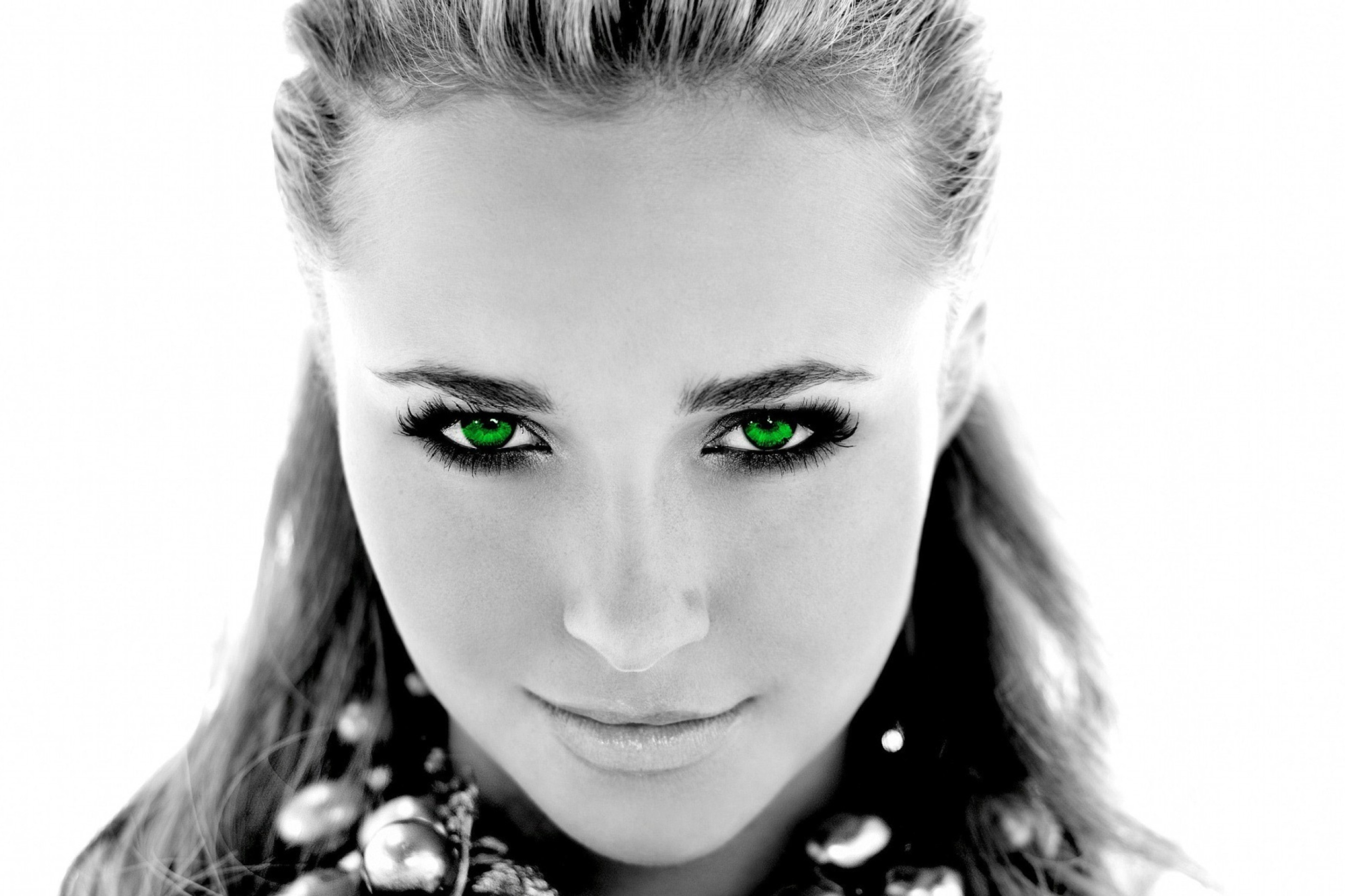 Fondo de pantalla Girl With Green Eyes 2880x1920