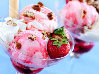 Das Strawberry Ice Cream Wallpaper 320x240