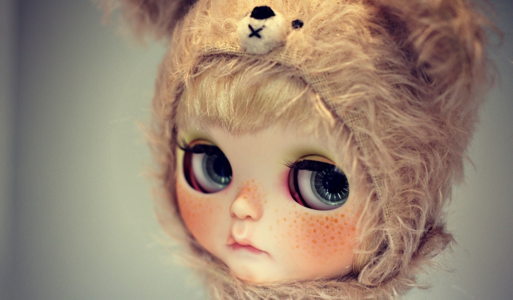 Das Cute Doll With Freckles Wallpaper 1024x600