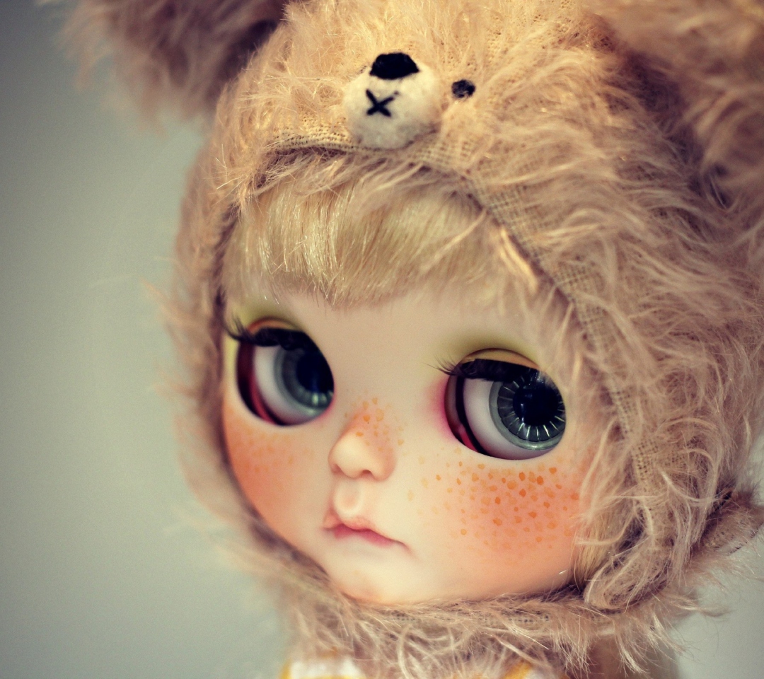 Обои Cute Doll With Freckles 1080x960