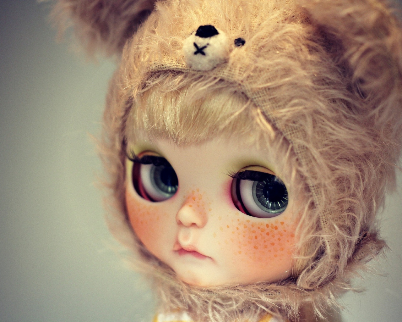 Sfondi Cute Doll With Freckles 1280x1024