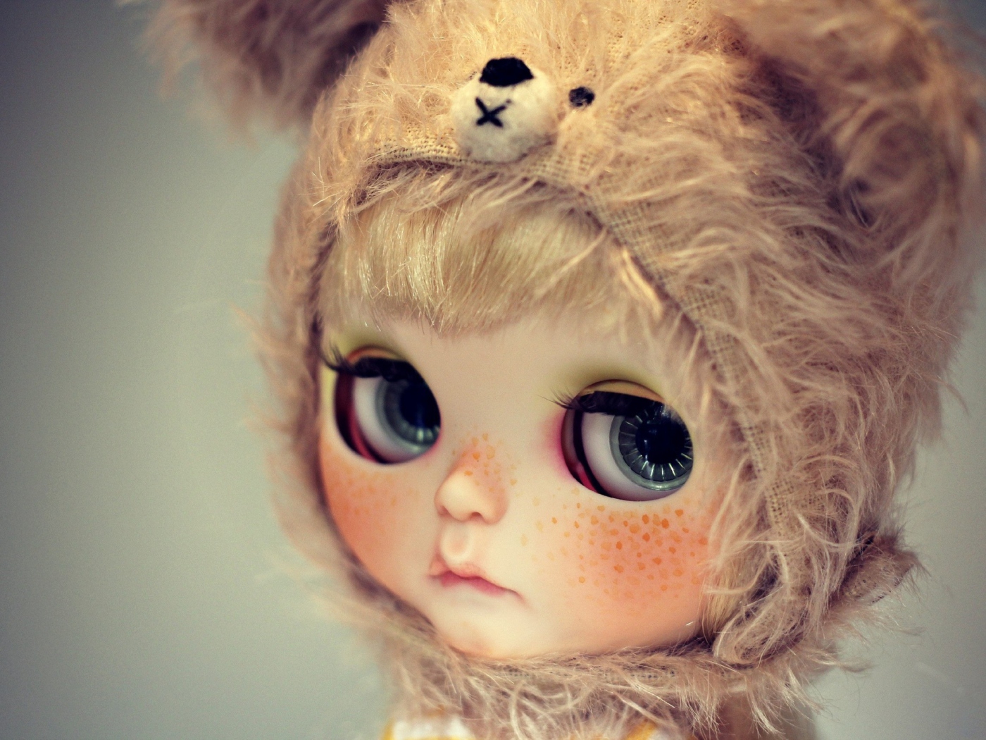 Das Cute Doll With Freckles Wallpaper 1400x1050