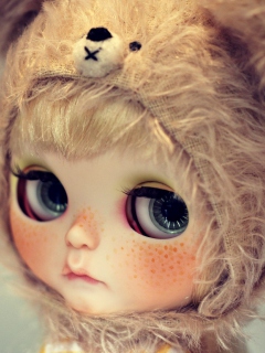 Das Cute Doll With Freckles Wallpaper 240x320