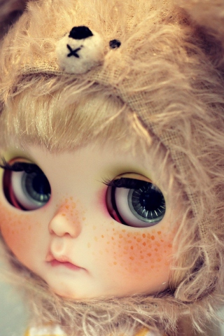 Das Cute Doll With Freckles Wallpaper 320x480