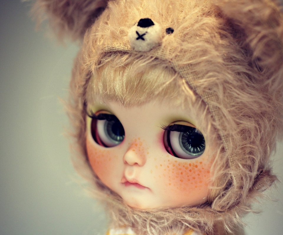 Обои Cute Doll With Freckles 960x800