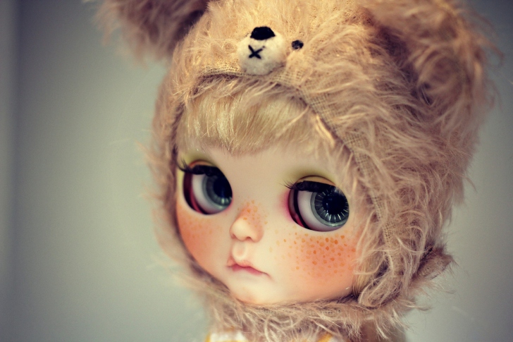 Das Cute Doll With Freckles Wallpaper