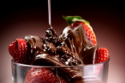 Das Chocolate Covered Strawberries Wallpaper 480x320