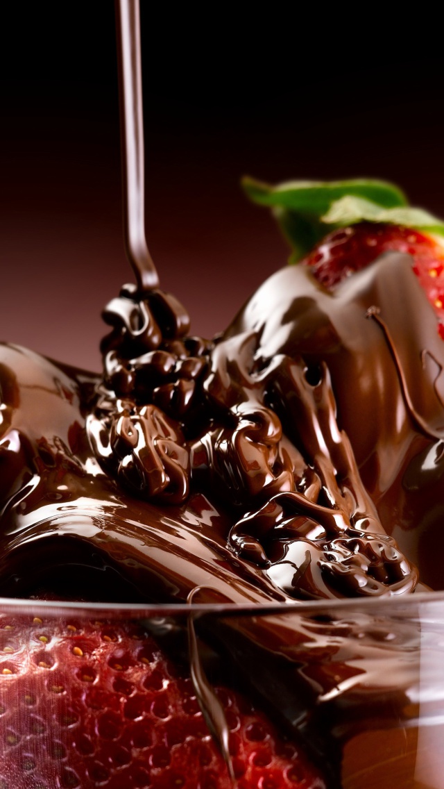 Обои Chocolate Covered Strawberries 640x1136