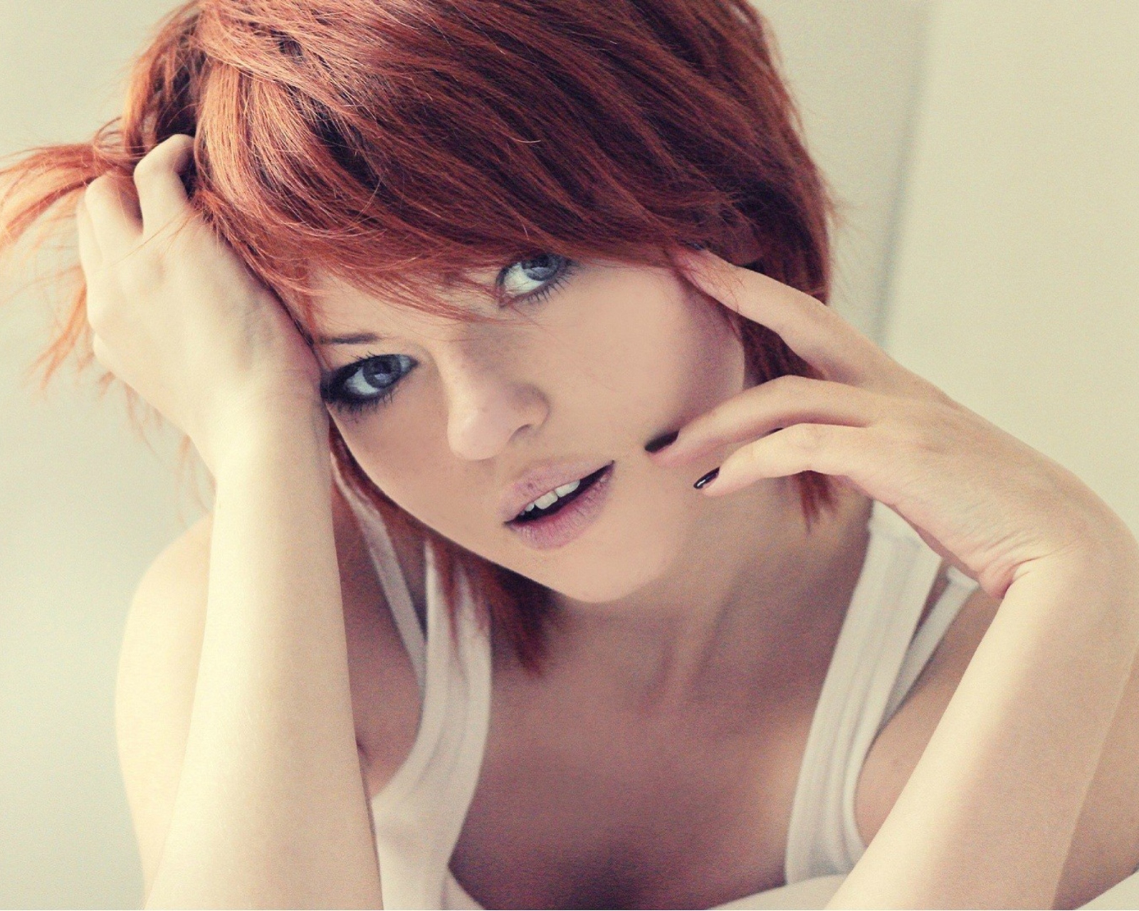 Redhead In White Top wallpaper 1600x1280