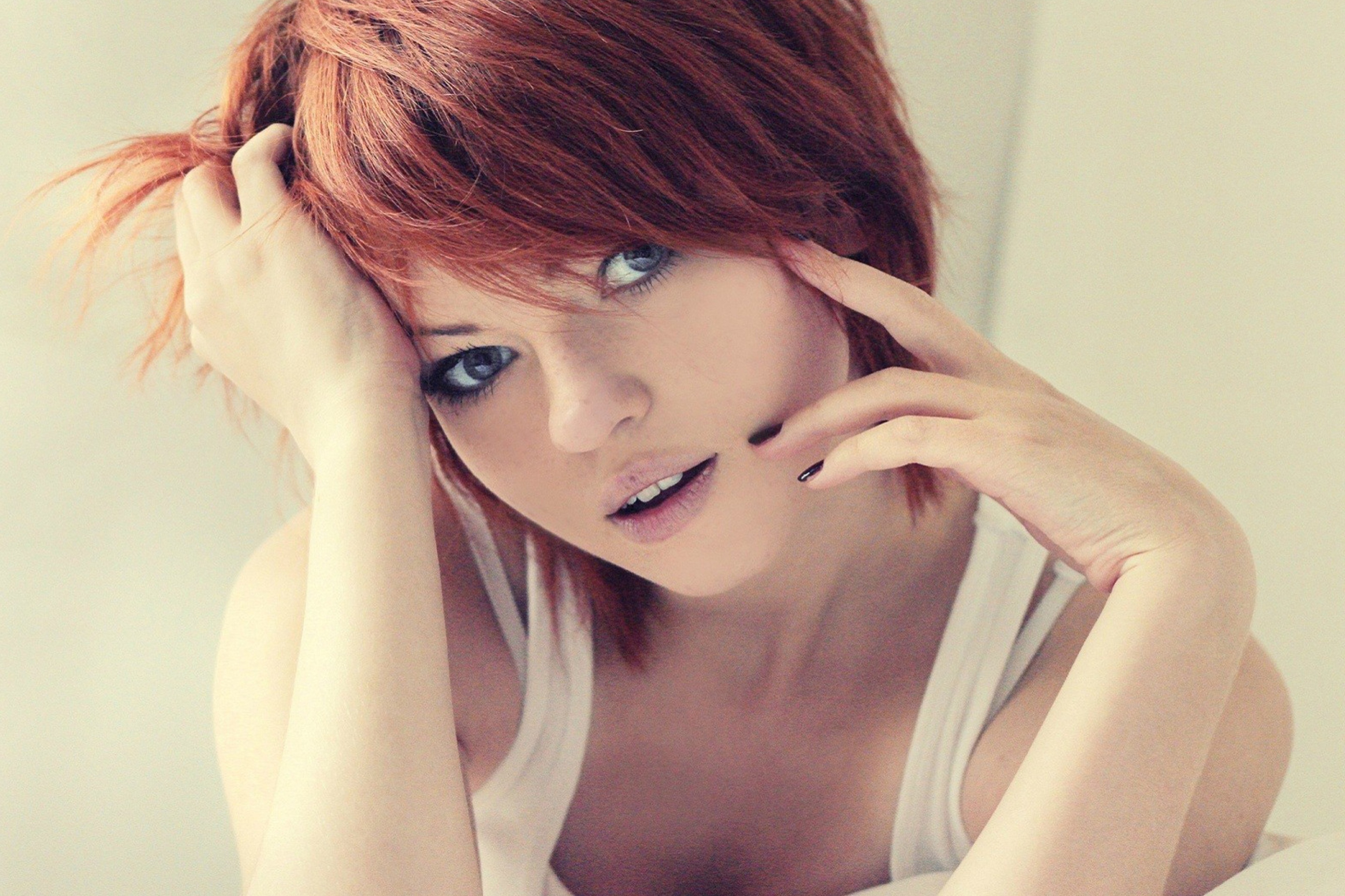 Redhead In White Top wallpaper 2880x1920