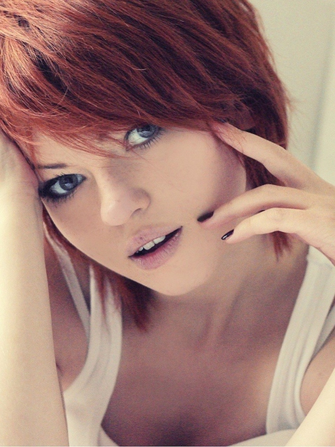 Redhead In White Top screenshot #1 480x640