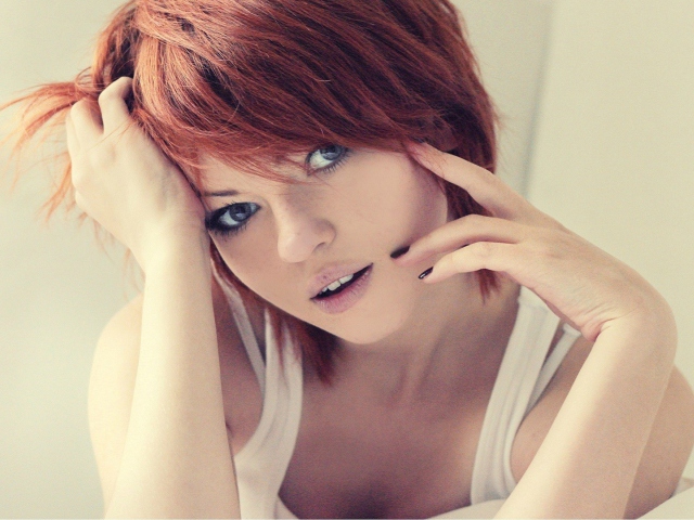 Fondo de pantalla Redhead In White Top 640x480