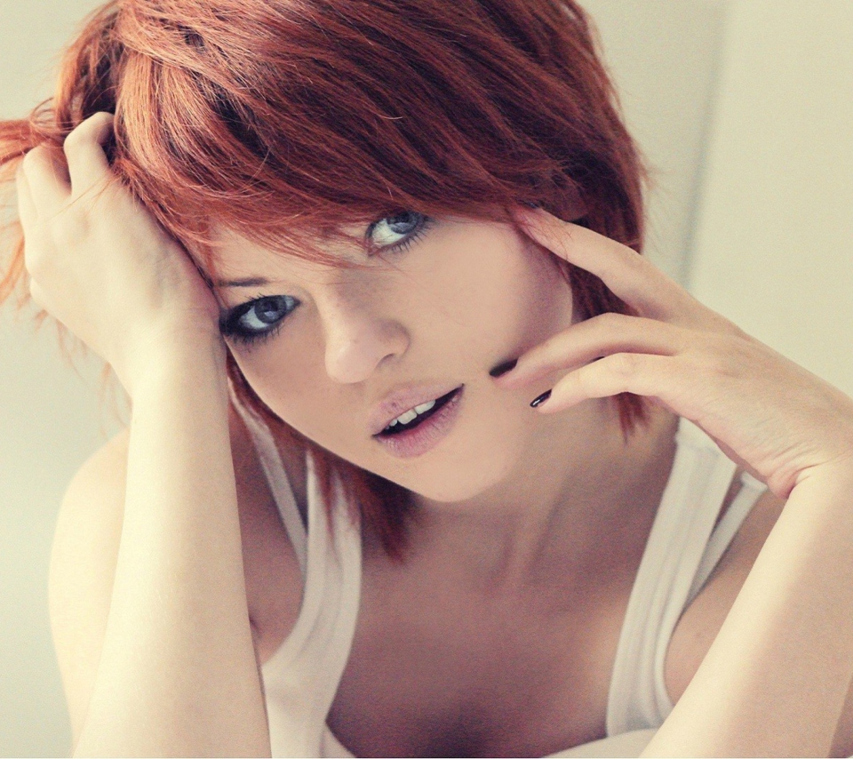 Redhead In White Top screenshot #1 960x854