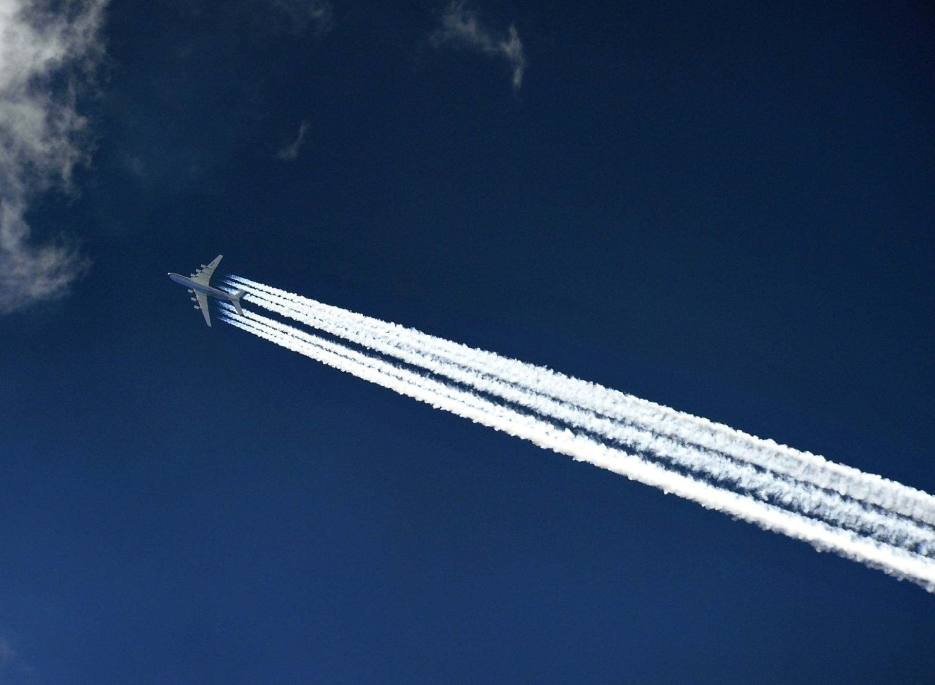 Das Airplane In Sky Wallpaper 1920x1408