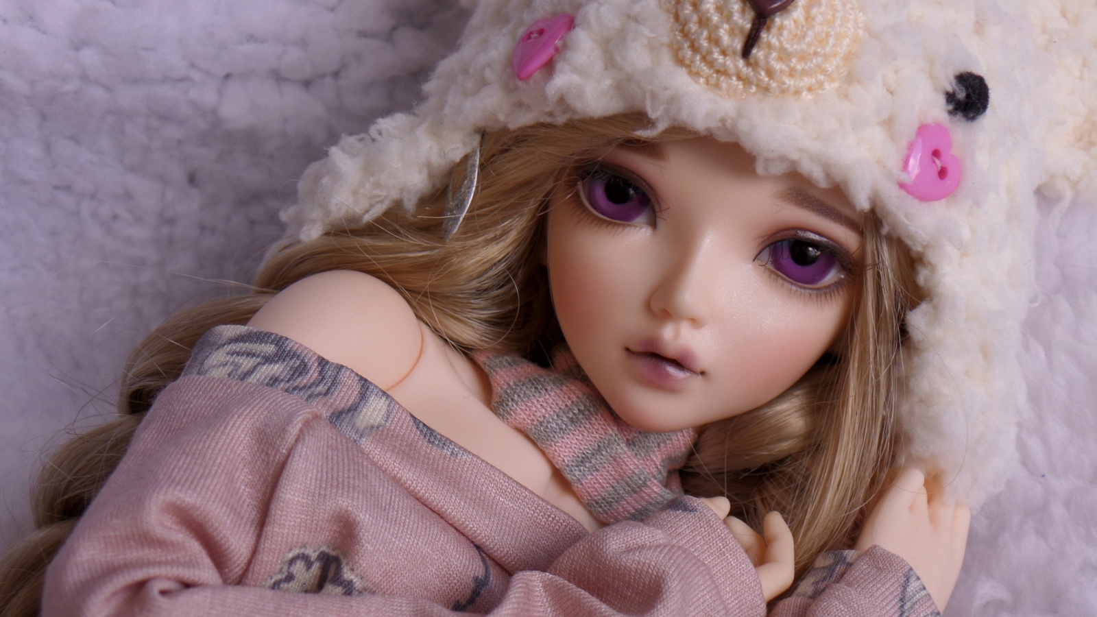Fondo de pantalla Beautiful Doll With Deep Purple Eyes 1600x900
