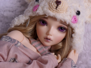 Sfondi Beautiful Doll With Deep Purple Eyes 320x240