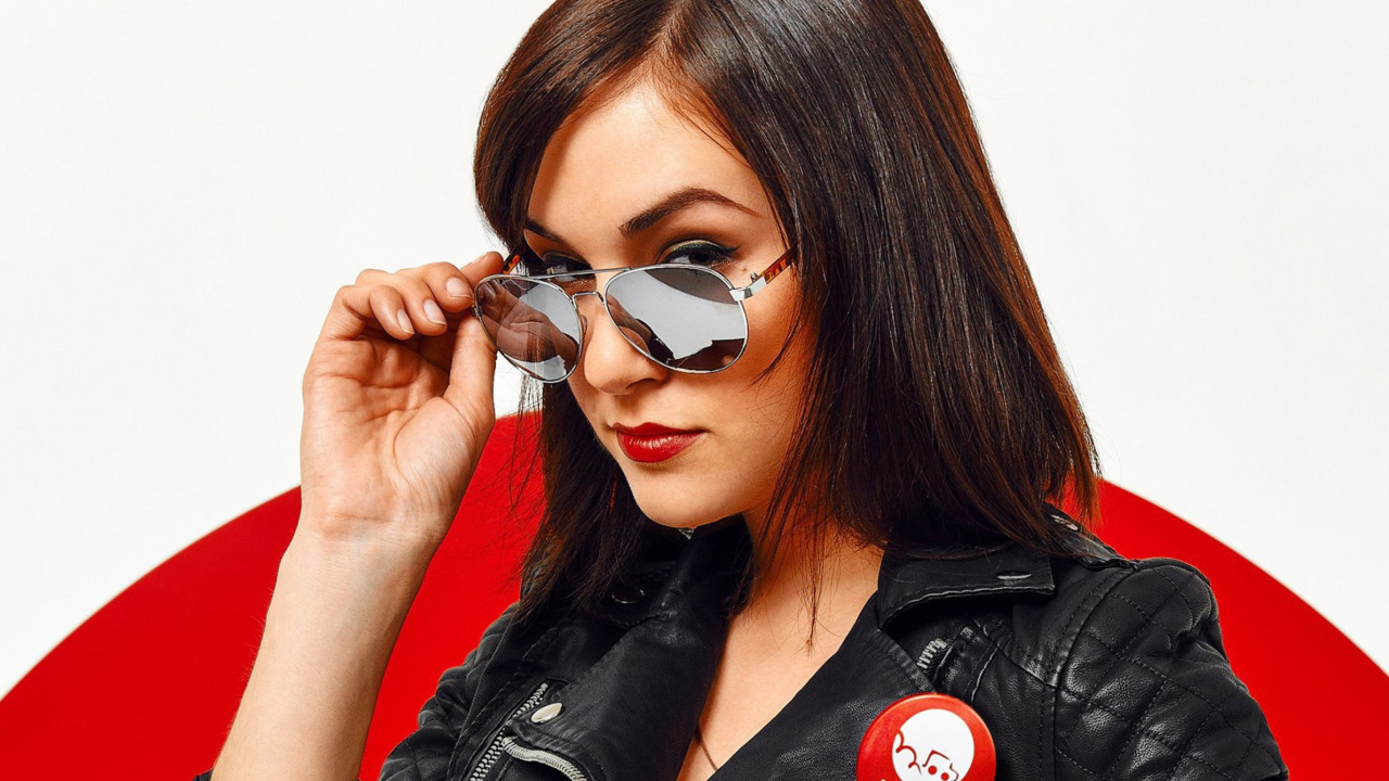 Screenshot №1 pro téma Sasha Grey in Sunglasses 1280x720