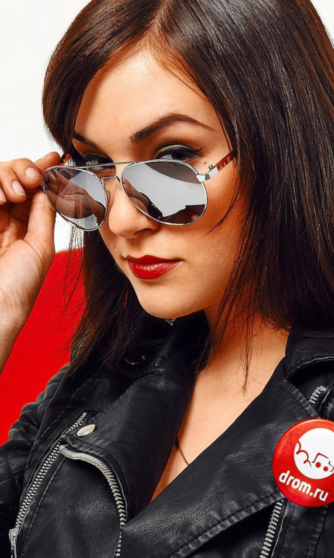Screenshot №1 pro téma Sasha Grey in Sunglasses 480x800