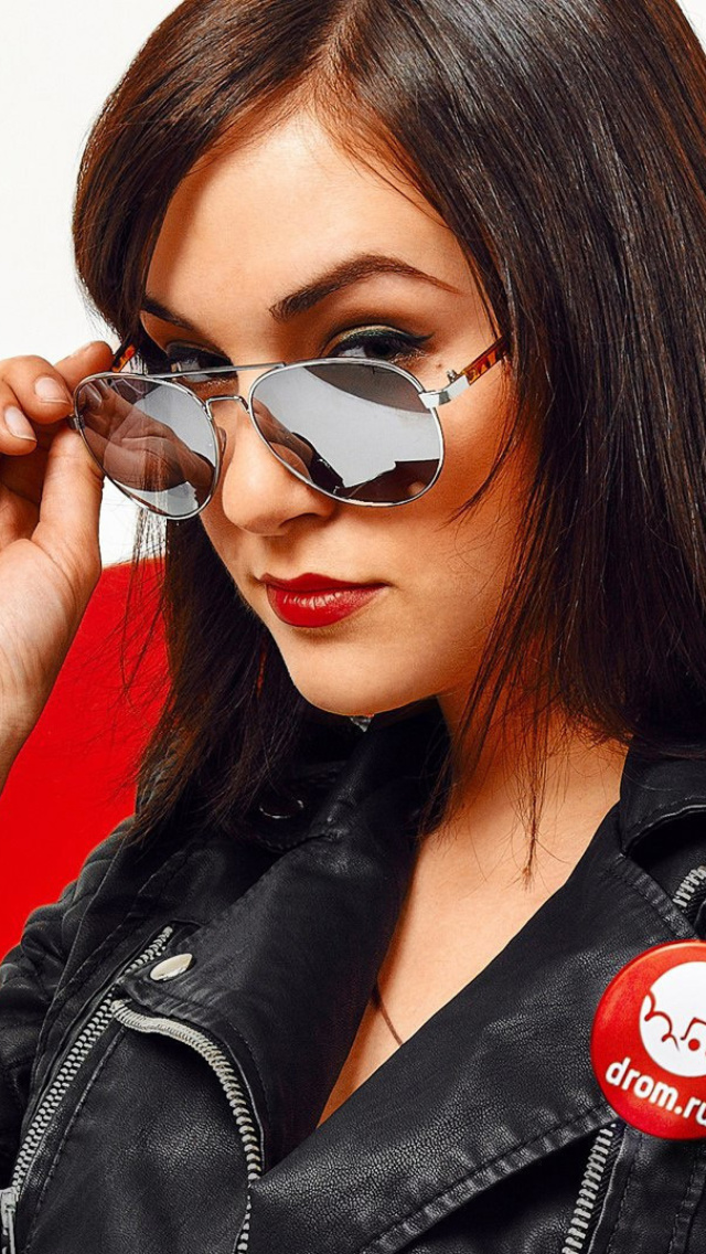 Обои Sasha Grey in Sunglasses 640x1136