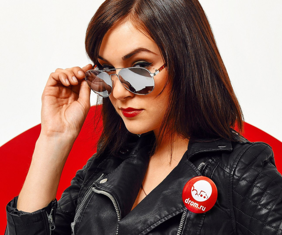 Sfondi Sasha Grey in Sunglasses 960x800