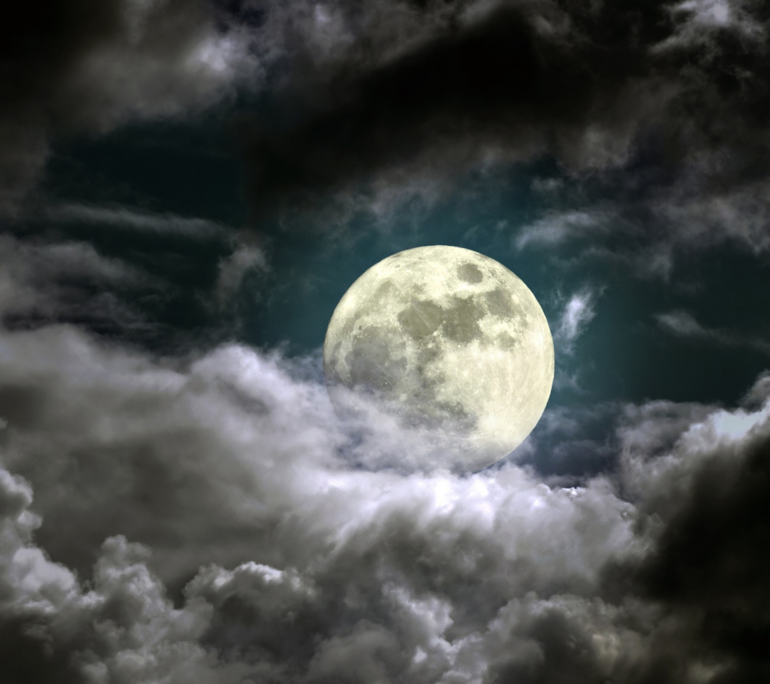 Fondo de pantalla Full Moon Behind Heavy Clouds 1080x960