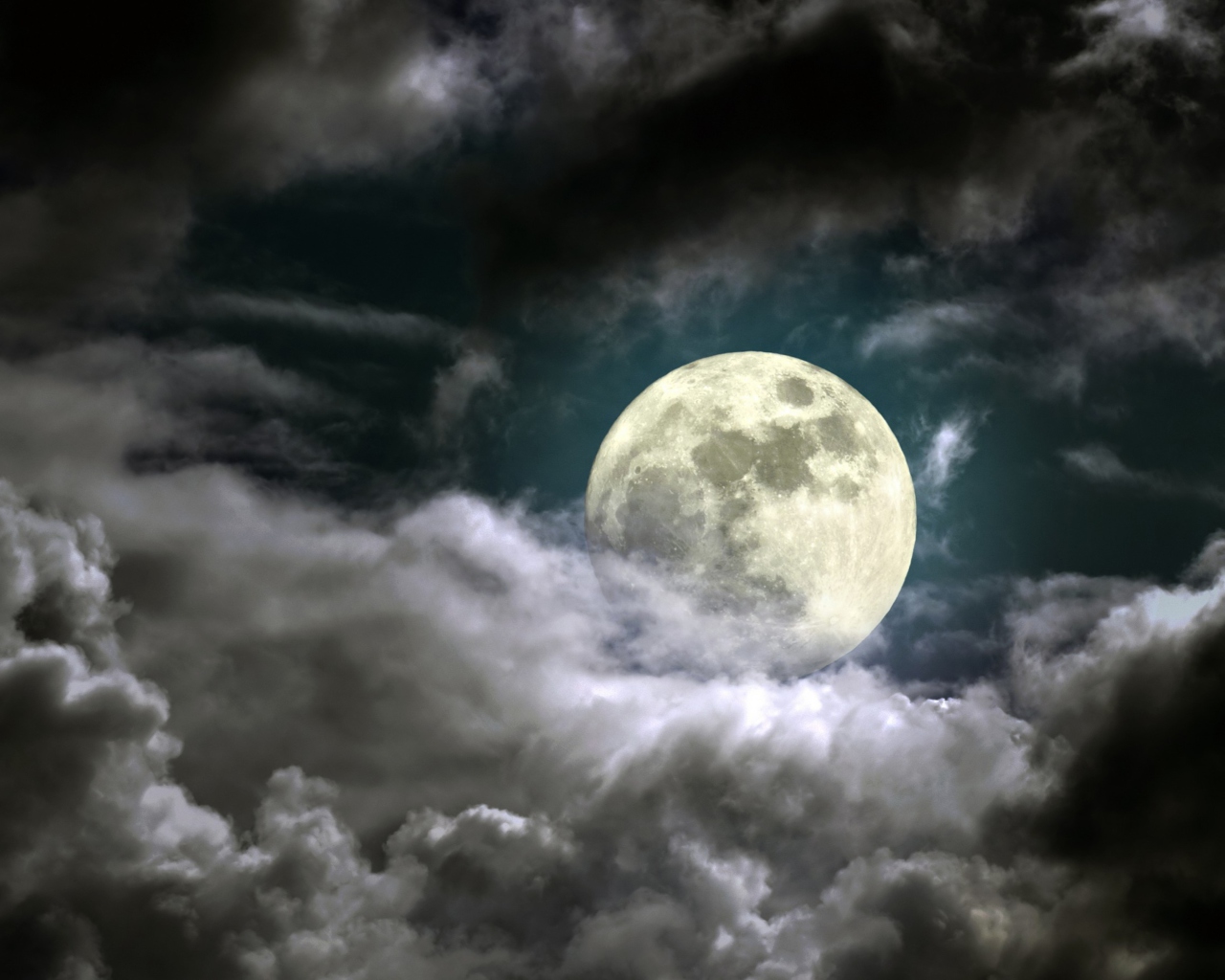 Fondo de pantalla Full Moon Behind Heavy Clouds 1280x1024