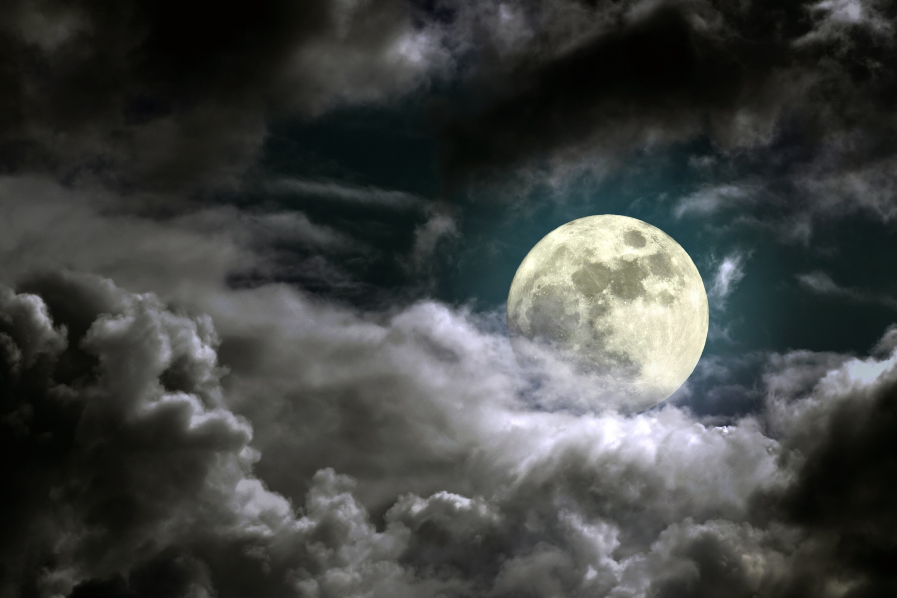 Das Full Moon Behind Heavy Clouds Wallpaper 2880x1920