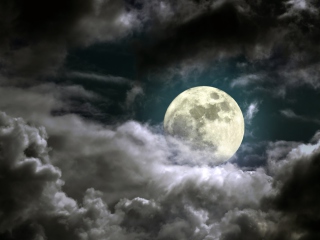 Fondo de pantalla Full Moon Behind Heavy Clouds 320x240