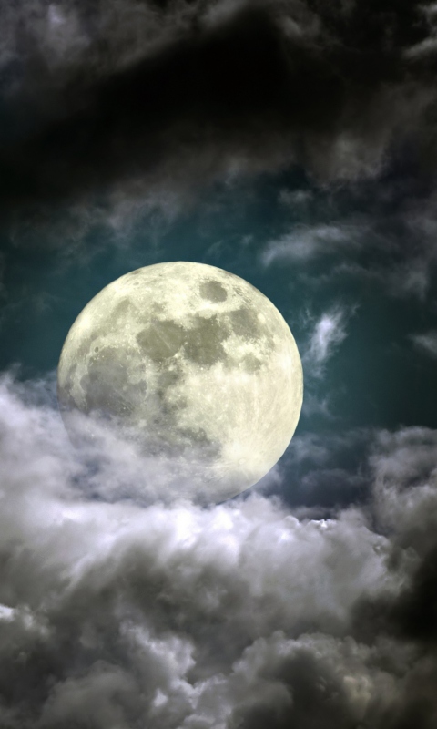 Fondo de pantalla Full Moon Behind Heavy Clouds 480x800