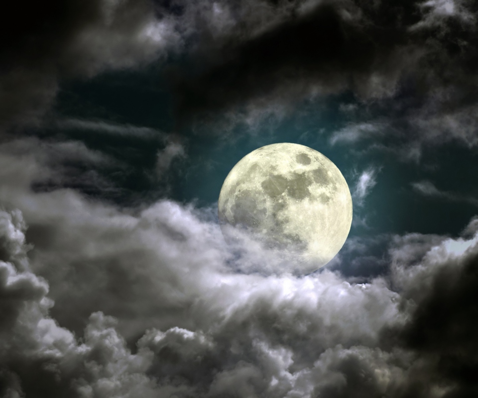Das Full Moon Behind Heavy Clouds Wallpaper 960x800