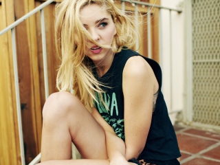Hot Blonde Model screenshot #1 320x240