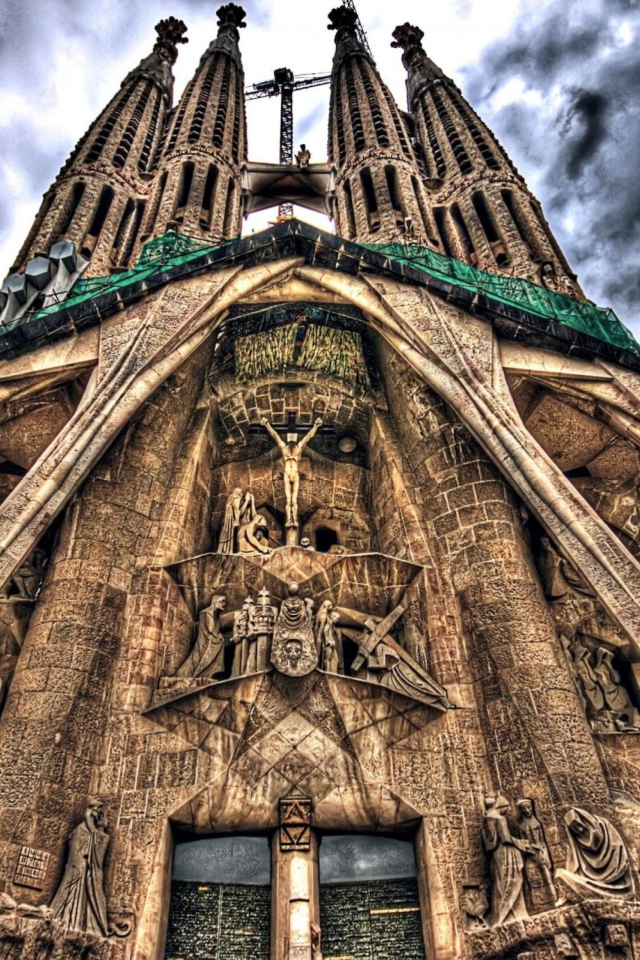 Das Sagrada Familia - Barcelona Wallpaper 640x960