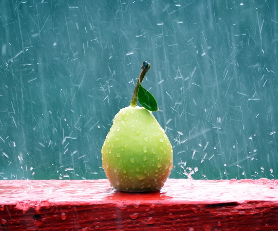 Das Green Pear In The Rain Wallpaper 960x800