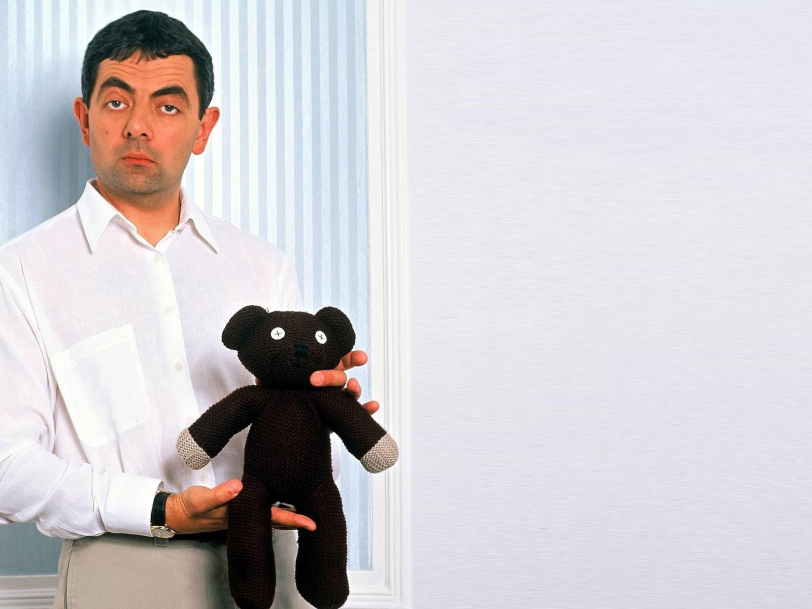 Mr Bean with Knitted Brown Teddy Bear wallpaper 1600x1200