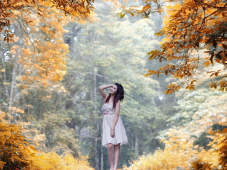 Das Girl In Autumn Forest Wallpaper 320x240