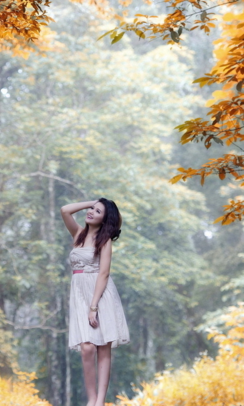 Das Girl In Autumn Forest Wallpaper 480x800