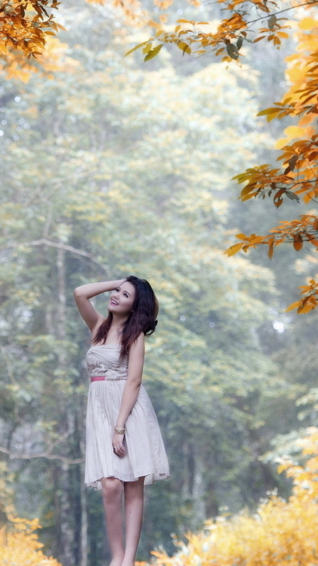 Sfondi Girl In Autumn Forest 640x1136