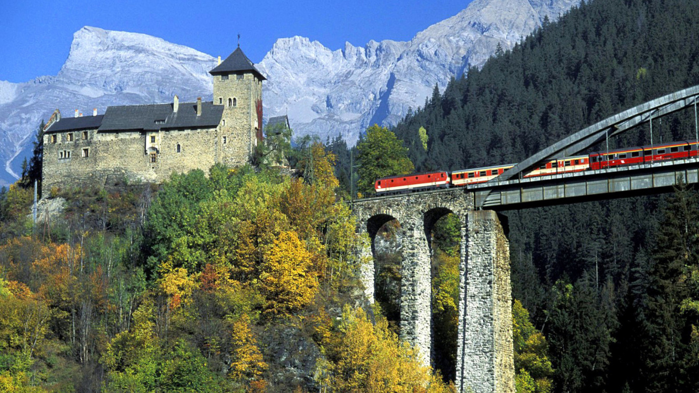 Sfondi Austrian Castle and Train 1366x768