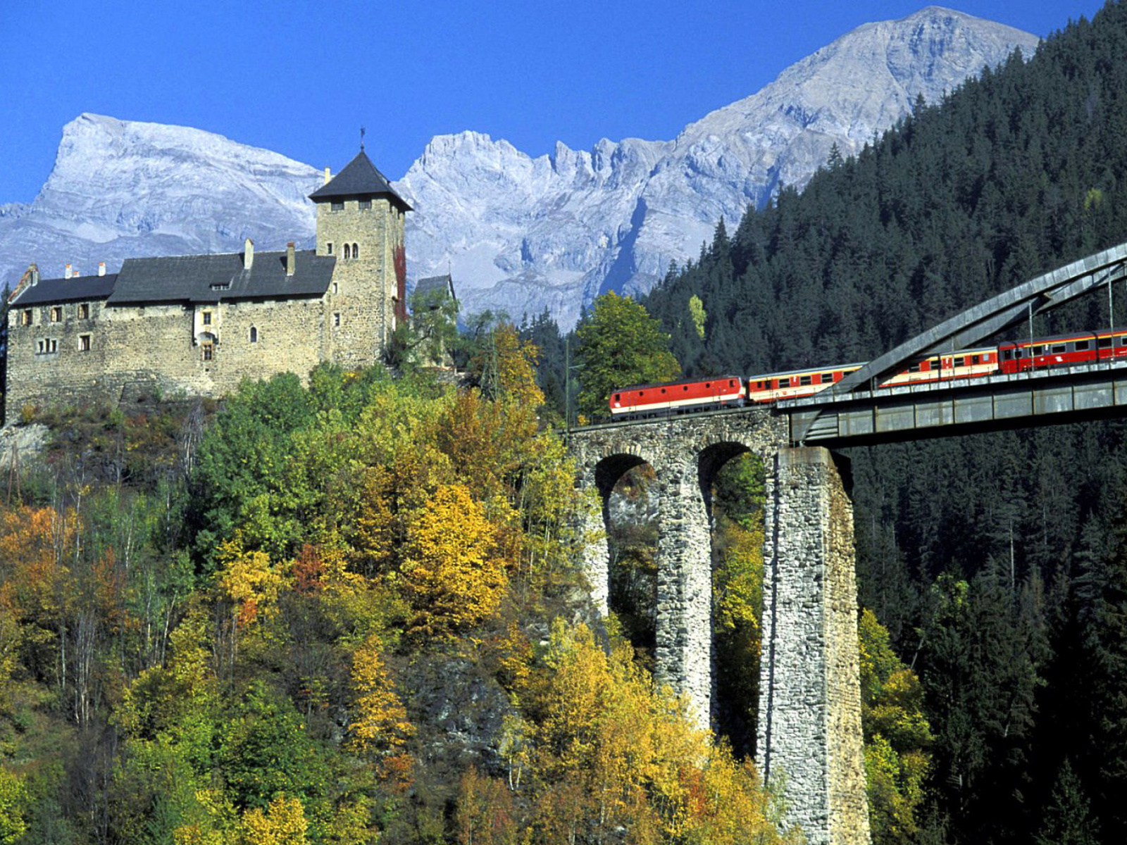 Sfondi Austrian Castle and Train 1600x1200