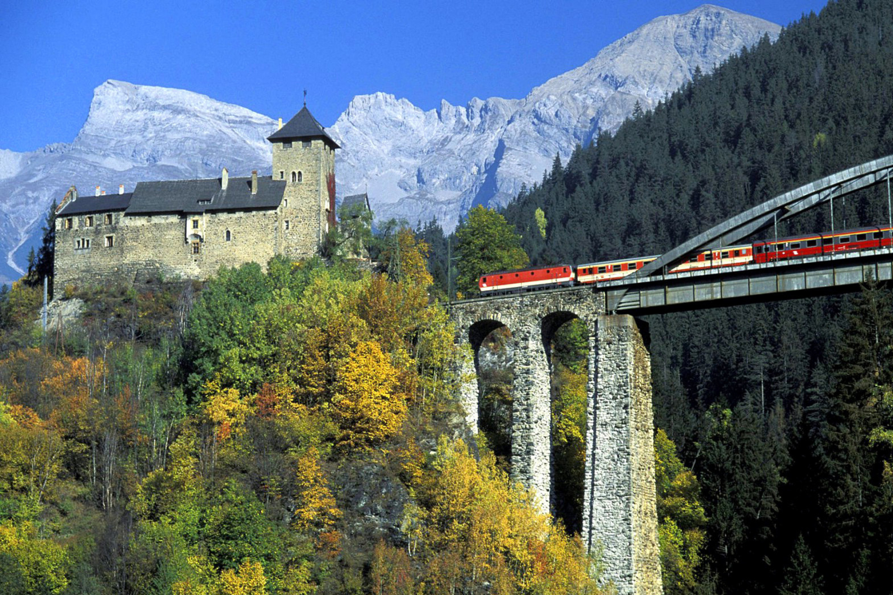 Обои Austrian Castle and Train 2880x1920