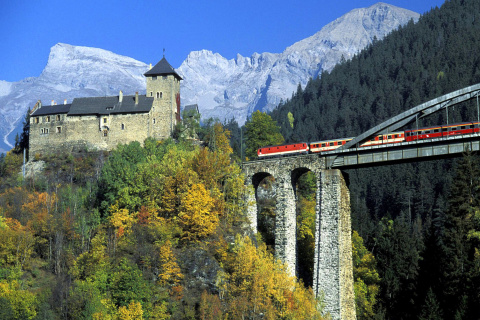 Обои Austrian Castle and Train 480x320